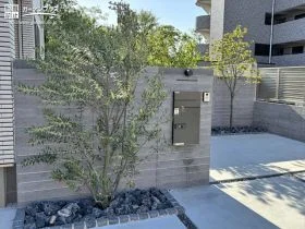 重ね塀や植栽がお出迎えするモダンでプライバシー性の高い新築外構