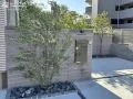 重ね塀や植栽がお出迎えするモダンでプライバシー性の高い新築外構