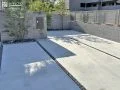 門柱前にも駐車スペースを確保しました。目線が通らないよう重ね塀のデザインに。