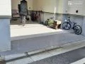 大判タイルが上質な印象をもたらす駐車スペース