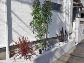 瑞々しい緑がお住まいを引き立てる花壇[施工後]