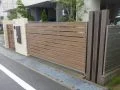 カーゲート横の隙間は、疑似枕木材でスタイリッシュに施工しました。