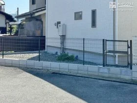 敷地境界線を明示するメッシュフェンス[施工後]