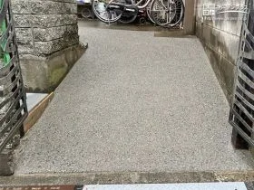 安全に行き来できるように整えた車イス用のスロープ工事