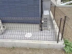 建物周りを守るメッシュフェンス[施工後]