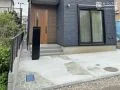 ブラックの外壁を引き立てるシンプルモダンな新築外構
