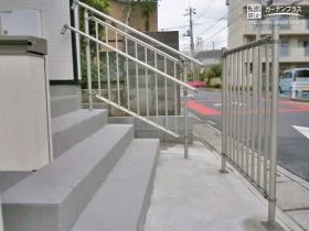 飛び出し防止用の境界フェンス設置工事