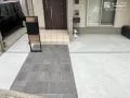 石目模様が再現されたインターロッキングの上品なアプローチ
