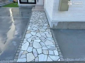 乱形石で華やかにあしらったアプローチ[施工後]