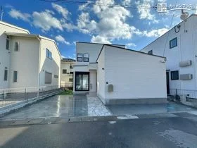 華やかな乱形石のアプローチがひと際目をひく新築外構
