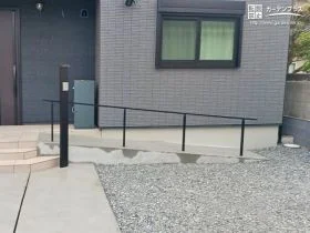 ベビーカーや自転車用の通路として活躍するスロープ[施工後]