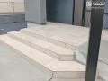 小さなお子様も行き来しやすい玄関ポーチ階段