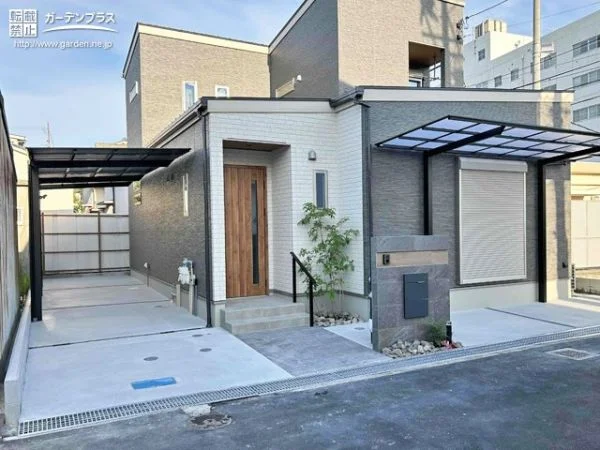 気品あふれる石調タイルと瑞々しい植栽が織り成すモダンな新築外構