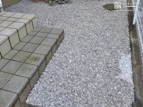 防草シートや砂利で雑草対策万全の建物周り[施工後]