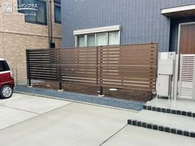 シックなブラウンの目隠しフェンス[施工後]
