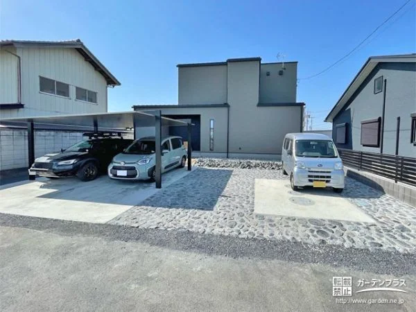 シンプルながら素材を工夫することで空間に動きをもたらす新築外構