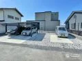シンプルながら素材を工夫することで空間に動きをもたらす新築外構