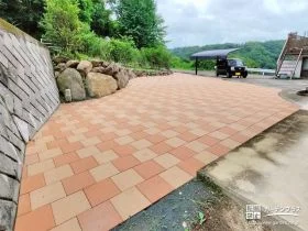 リビングからの景色も華やかなインターロッキングテラス工事