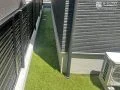 主庭の延長線上の犬走りも人工芝で仕上げました。
