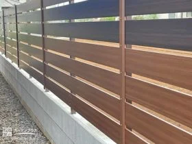 お庭のもう1つの境界線上にはブロックを積んで、目隠しフェンスを施工しました。