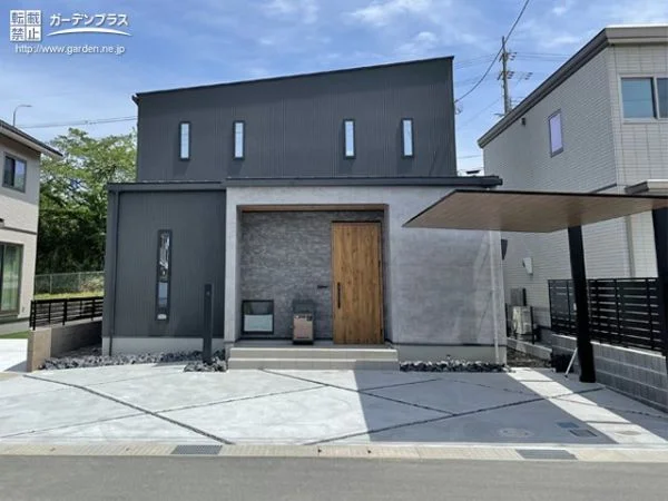 木調×ブラックの外壁が特徴的なお住まいを引き立てる新築外構