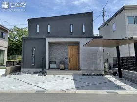 木調×ブラックの外壁が特徴的なお住まいを引き立てる新築外構
