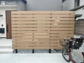お手入れのしやすい樹脂製の目隠しフェンス[施工後]