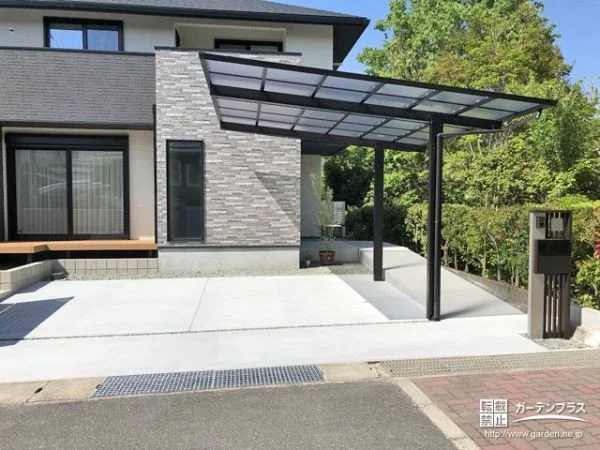 シンプルながら建物を引き立てる駐車スペース