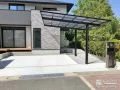 シンプルながら建物を引き立てる駐車スペース