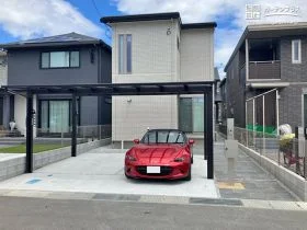 赤い愛車が映えるモノトーンでまとめたモダンな新築外構
