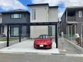 赤い愛車が映えるモノトーンでまとめたモダンな新築外構