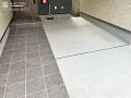 スタイリッシュモダンな駐車スペースとアプローチ