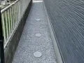 【施工後】雨水桝の高さまで砂利を敷いて雑草対策した犬走り