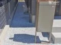 防草シートや砂利で雑草対策した犬走り