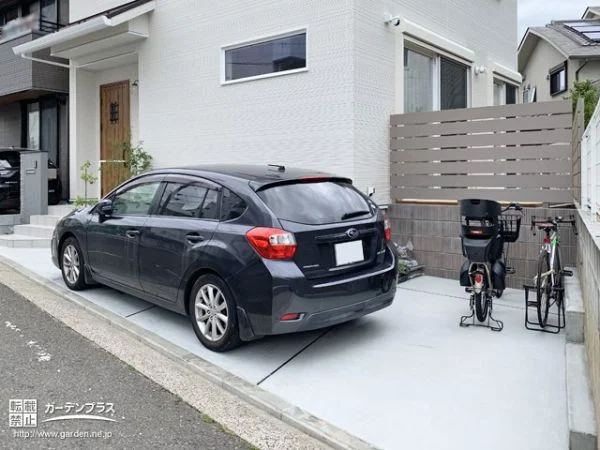 ナチュラルな印象のお住まいにも調和するモダンな新築外構