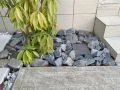 割栗石でおしゃれになった植栽スペース
