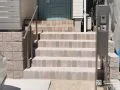 柔らかな色合いがお住まいを明るく引き立てるアプローチ階段