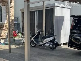 車用のタイヤも収納できる物置[施工後]
