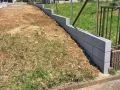 内側で安全に過ごしていただけるようにする土留め