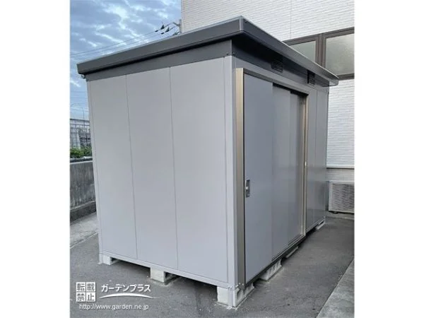 荷物を安心して収納できるツートンカラーがおしゃれな物置の設置工事