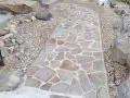 渋茶色が和のお住まいにマッチする乱形石貼りのアプローチ工事