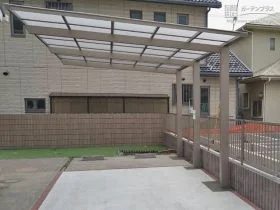 くすみカラーがお住まいに寄り添うカーポート[施工後]