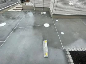 伸縮目地の配置でデザイン性をプラスする駐車スペース[施工後]