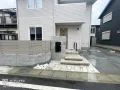 リビングからの景色を楽しめる主庭