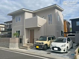 グレイッシュなカラーでバランスを取ったシンプルモダンな新築外構