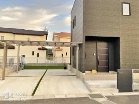 人工芝の緑が引き立つシンプルモダンな新築外構
