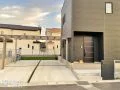 人工芝の緑が引き立つシンプルモダンな新築外構