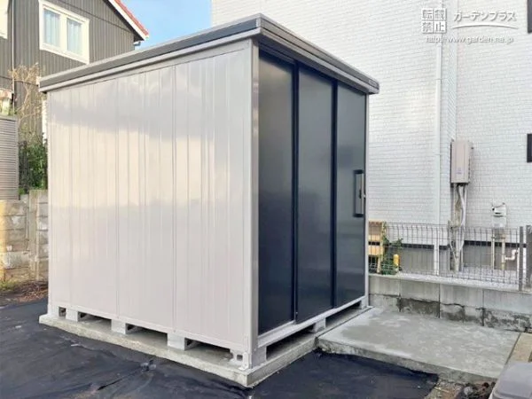 様々な大きさの収納物に対応出来る大きな物置の設置工事