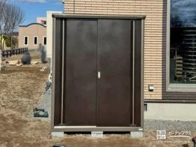 内側の木目調が上質な印象をもたらす物置[施工後]