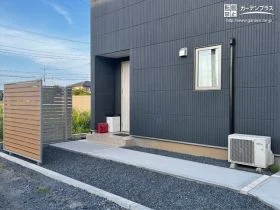 玄関前のプライバシーを守る目隠しフェンス[施工後]